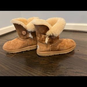 Girls size 3 UGG buckle boot. Worn one season.